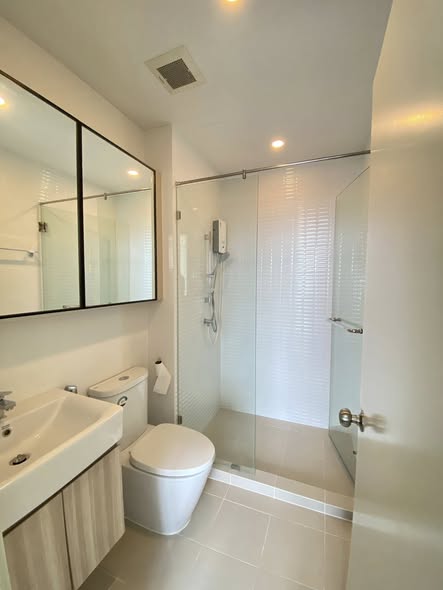 room interior and bathroom of Chewathai Kaset-Nawamin