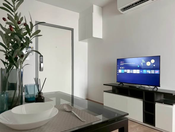 living room and bathroom of Chewathai Pinklao | ชีวาทัย ปิ่นเกล้า