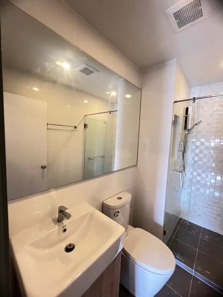 room interior and bathroom of Chewathai Pinklao | ชีวาทัย ปิ่นเกล้า