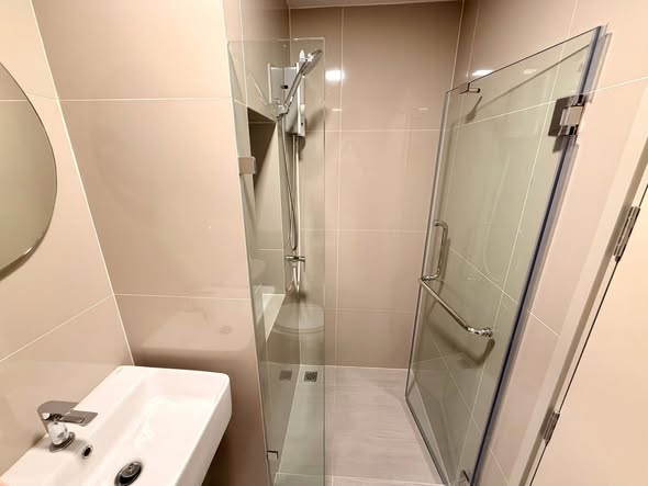 room interior and bathroom of COBE Kaset-Sripatum (โค้บบ์ เกษตร-ศรีปทุม)
