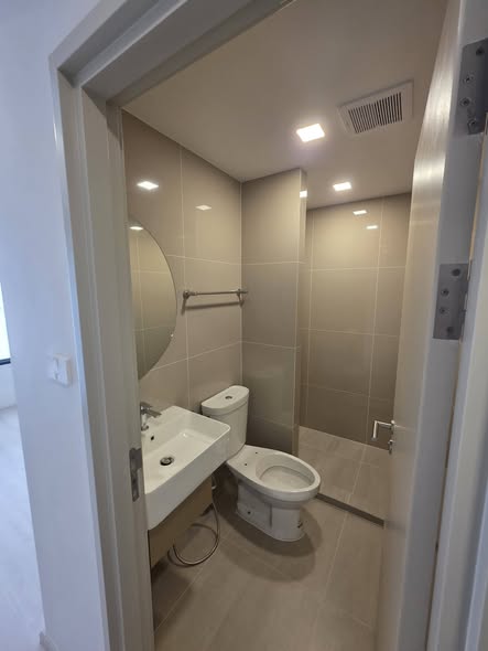 room interior and bathroom of COBE Ratchada-Rama 9