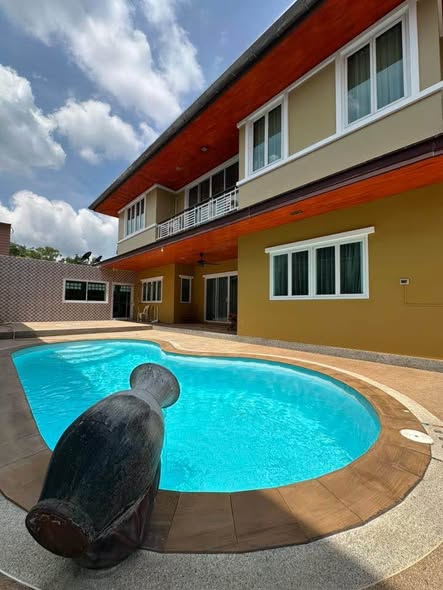 pool of D-HOUSE