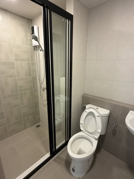 bathroom of dcondo calm Ramkhamhaeng 40