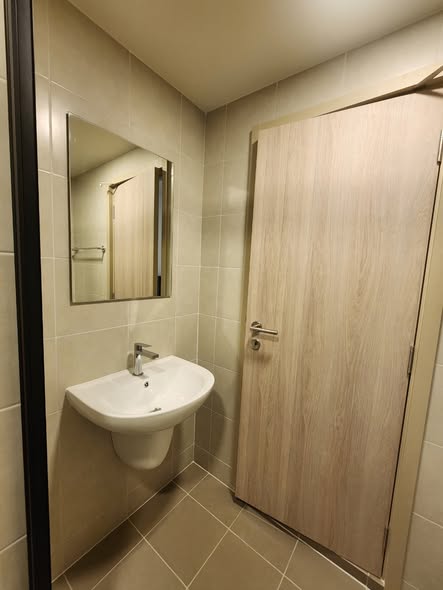bathroom of dcondo Shine Rangsit