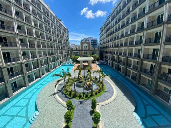 pool of Dusit Grand Park