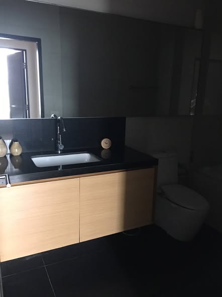 bathroom of Eight Thong Lo