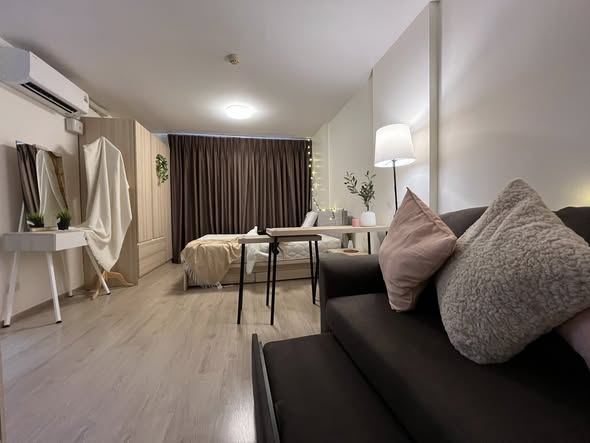 living room and bedroom of Elio Del Ray