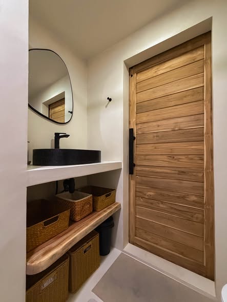 room interior and bathroom of Elio Del Ray