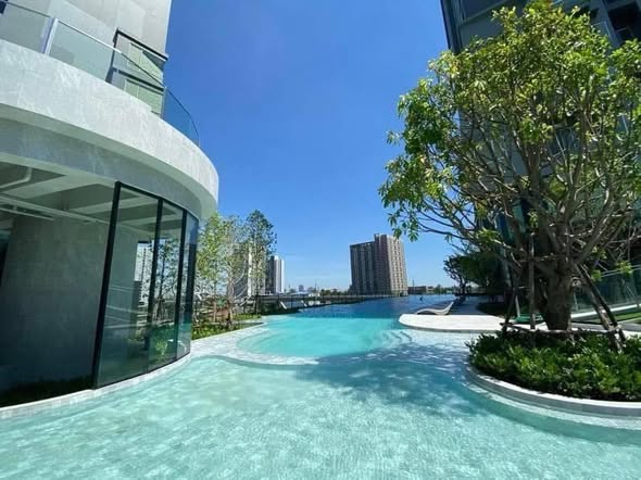 pool of Elio Sathorn-Wutthakat