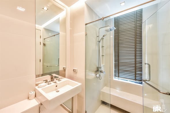 bathroom of Equinox Phahol Vibha