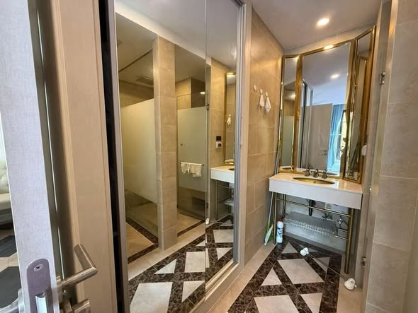 bathroom of Espana Condo Resort Pattaya