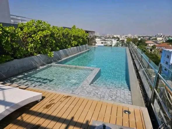 pool of ESQUE Condo Sukhumvit 101/1