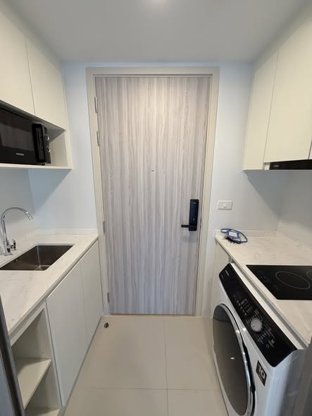 room interior and kitchen of ESQUE Condo Sukhumvit 101/1