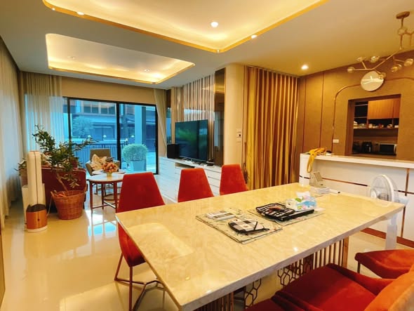 room interior of Five Stars Thailand Real Estate (agence immobilière)