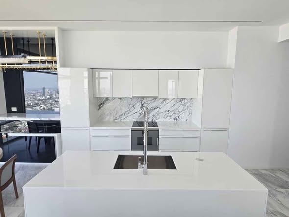 kitchen of Four Seasons Private Residences