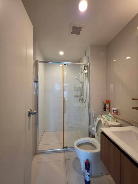 room interior and bathroom of Fuse Chan Sathorn
