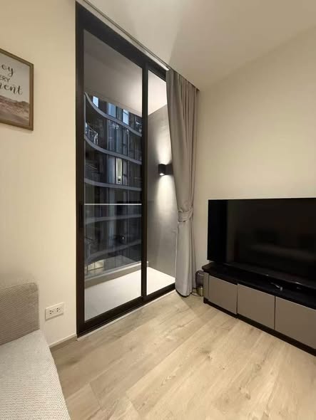bedroom and room interior of Fynn Asoke