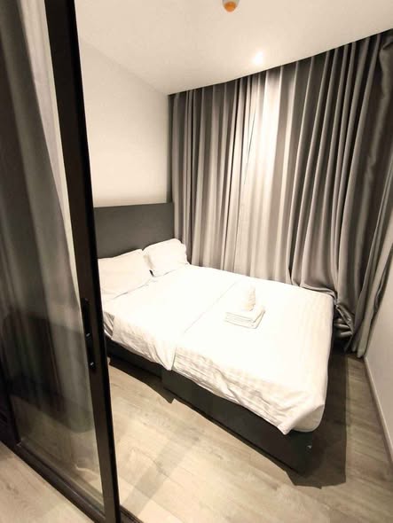 bedroom and room interior of Fynn Asoke