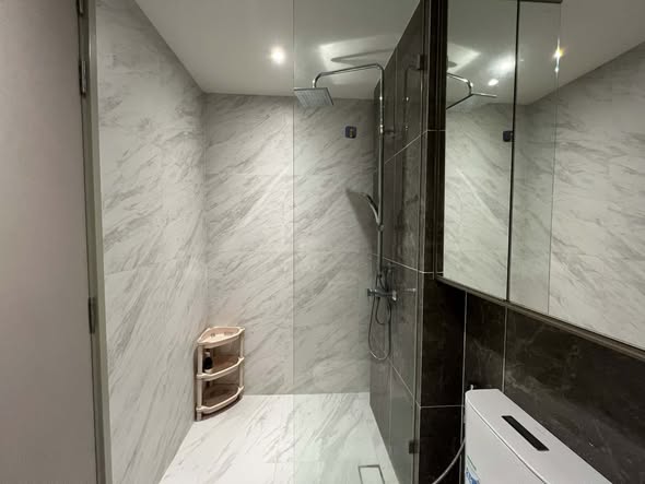 room interior and bathroom of Fynn Asoke
