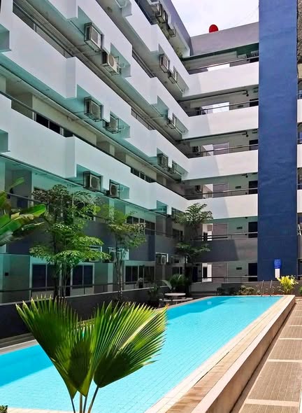 pool of Garden Court