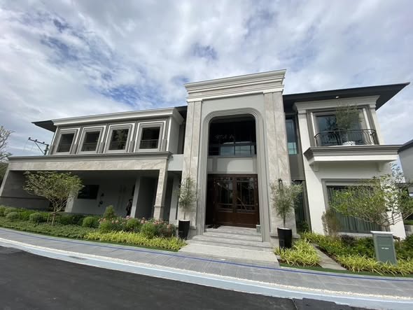 Grand Bangkok Boulevard Sukhumvit – Srinakarin