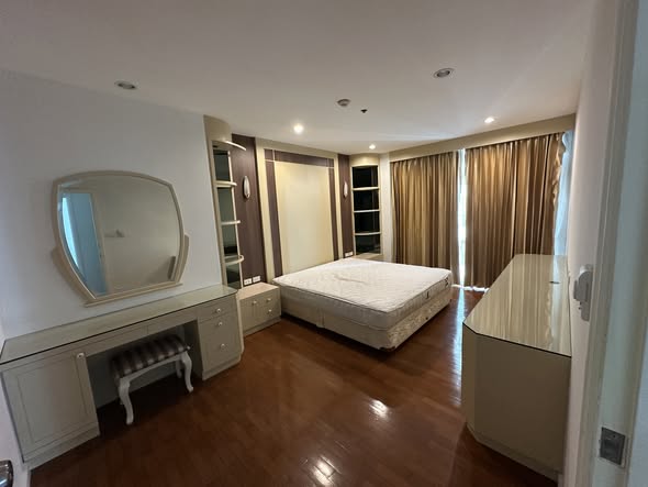 bedroom of Grand Langsuan Condominium