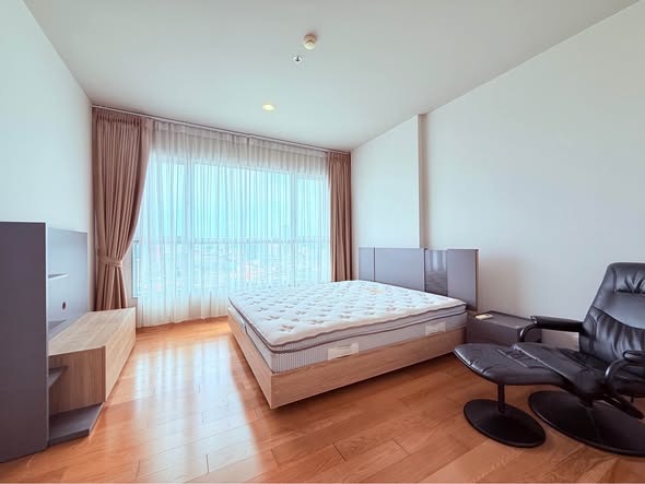 bedroom of Hive Sathorn