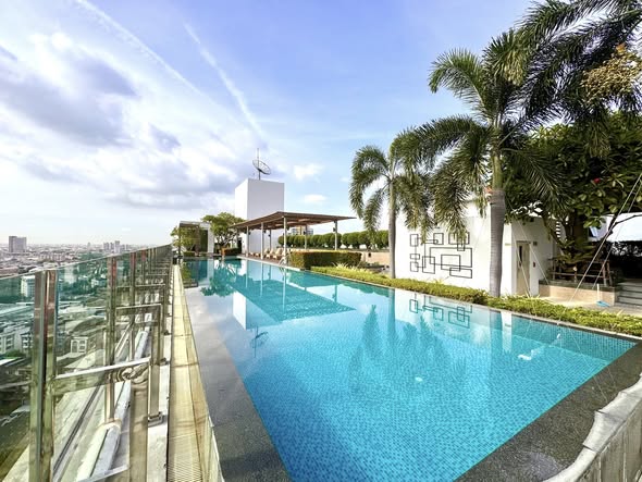 pool of Ideo Mix Sukhumvit 103