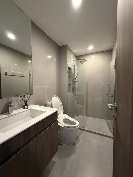 room interior and bathroom of Ideo Mobi Asoke