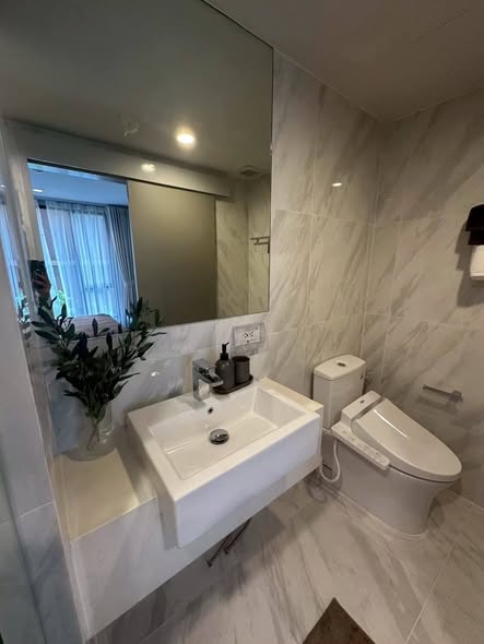 bathroom of Ideo Mobi Sukhumvit 40