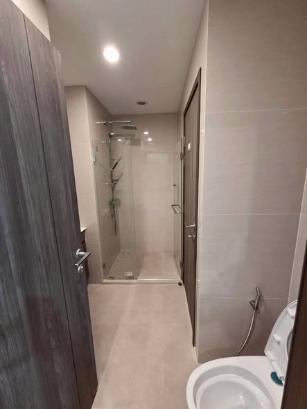room interior and bathroom of Ideo Mobi Sukhumvit 66
