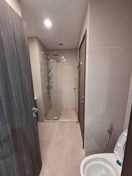 room interior and bathroom of Ideo Mobi Sukhumvit 66