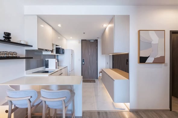 room interior and kitchen of Ideo Mobi Sukhumvit 66