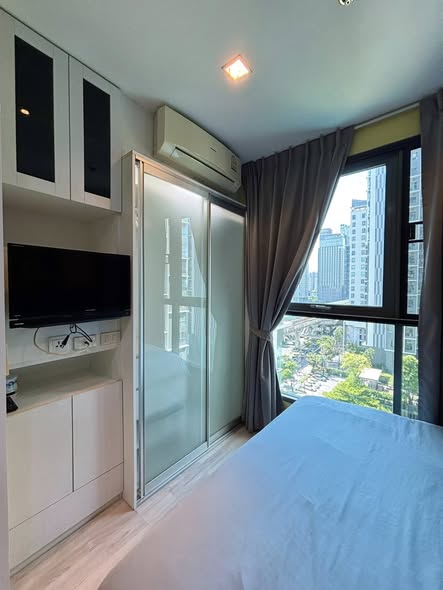 bedroom and room interior of Ideo Mobi Sukhumvit 81