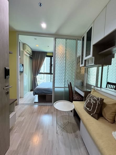 bedroom and room interior of Ideo Mobi Sukhumvit 81