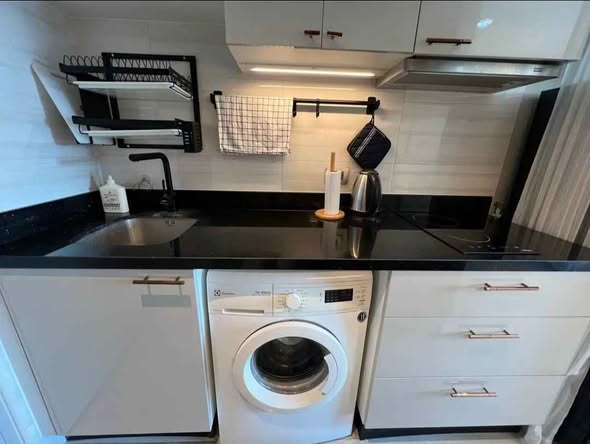 kitchen of Ideo Mobi Sukhumvit 81