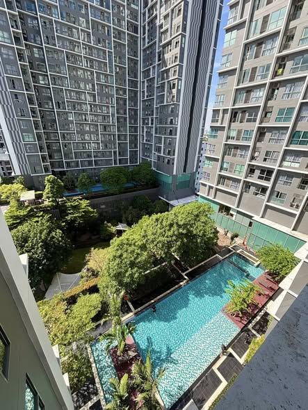 pool of Ideo Mobi Sukhumvit 81
