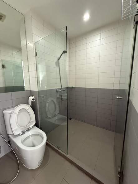room interior and bathroom of Ideo Mobi Sukhumvit 81