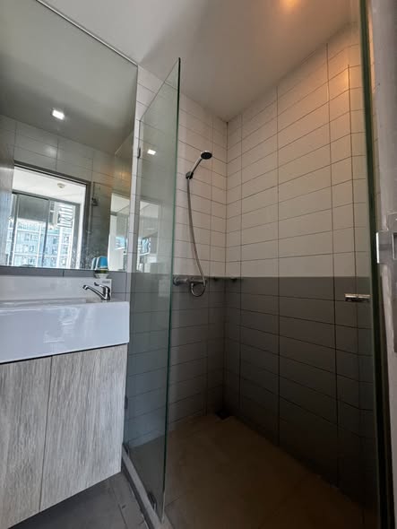 room interior and bathroom of Ideo Mobi Sukhumvit 81
