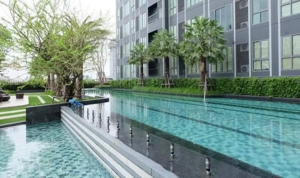pool of Ideo Mobi Sukhumvit Eastgate