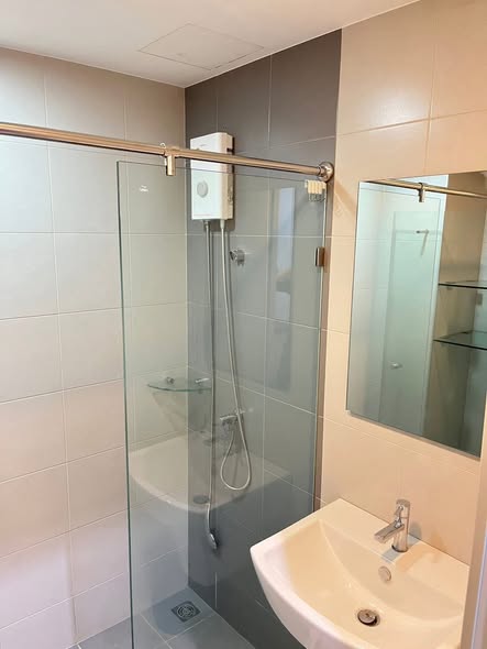 room interior and bathroom of Ideo Mobi Sukhumvit Eastgate