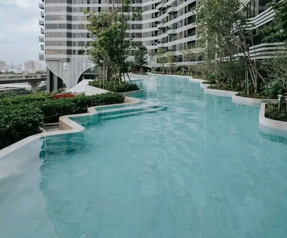 pool of Ideo Mobi Sukhumvit Eastpoint