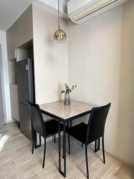 room interior and kitchen of Ideo Mobi Sukhumvit Eastpoint