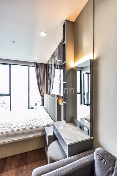 bedroom and bathroom of Ideo Q Victory