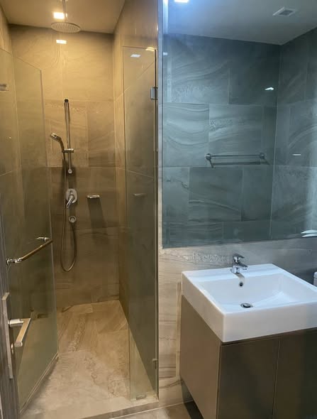 room interior and bathroom of Ideo Q Victory