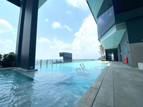 pool of IDEO Rama9 – Asoke