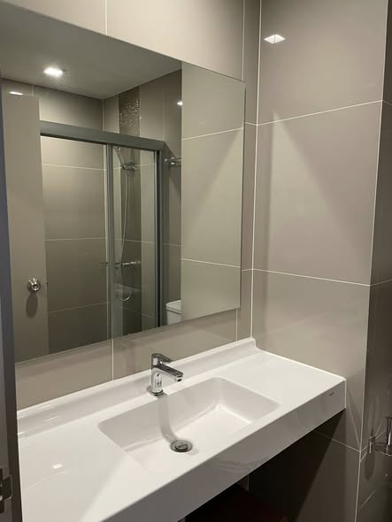 room interior and bathroom of IDEO Rama9 – Asoke