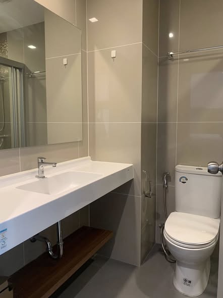 room interior and bathroom of IDEO Rama9 – Asoke