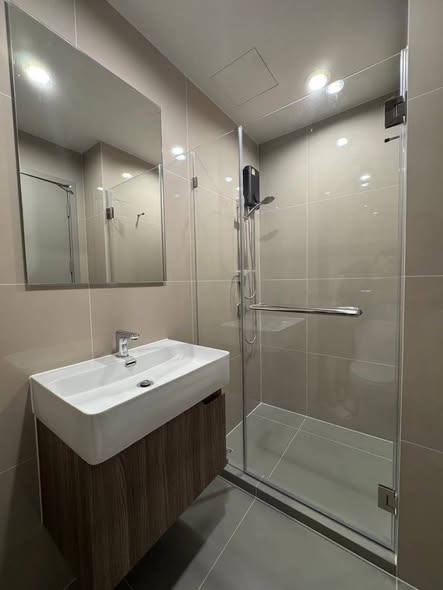 room interior and bathroom of Ideo Ramkamhaeng Lamsali Station