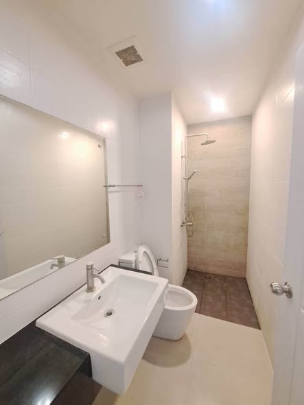 bathroom of IDEO Ratchada-Huai Khwang